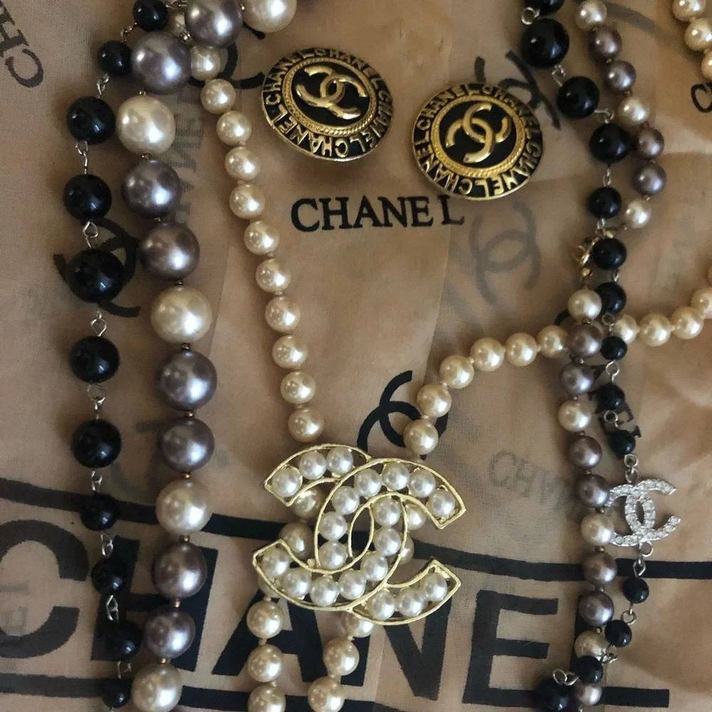 CHANEL pearl necklace set / Chanel Scarf/ Chanel earrings - Picture 4 of 5